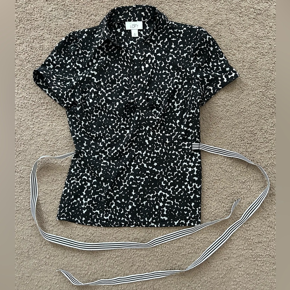 Ann Taylor LOFT Women’s Black White SS Tie-Waist Wrap Blouse Top size 4 Small